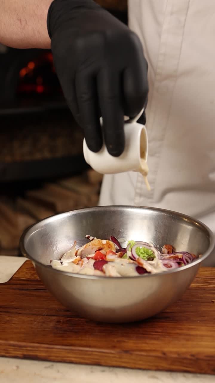 el chef preparando una ensalada
