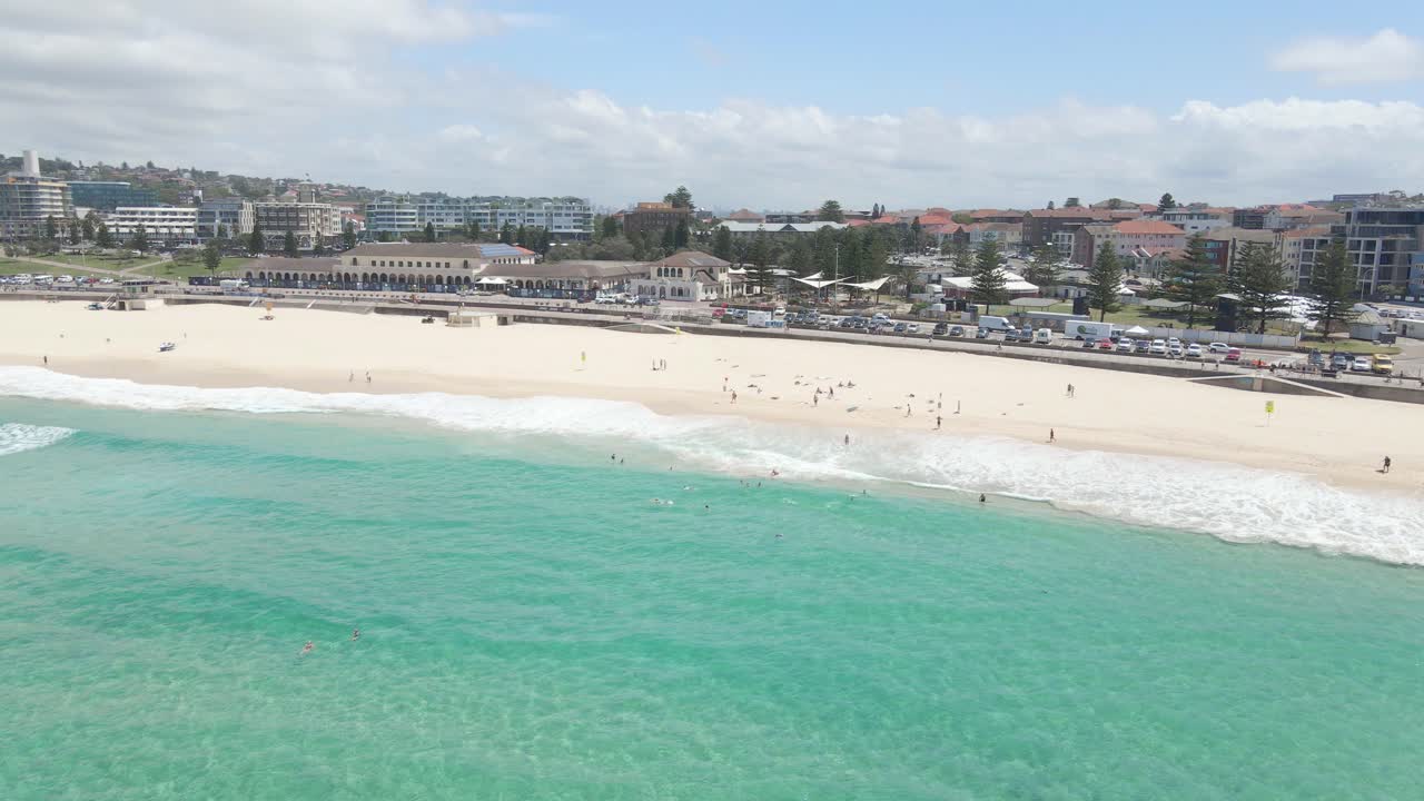 beachgoer nuotare a bondi beach in estate - popolare spiaggia di bondi in nsw, australia