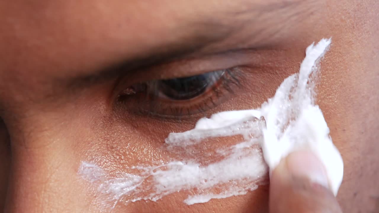 hombre aplicando crema de belleza sobre la piel