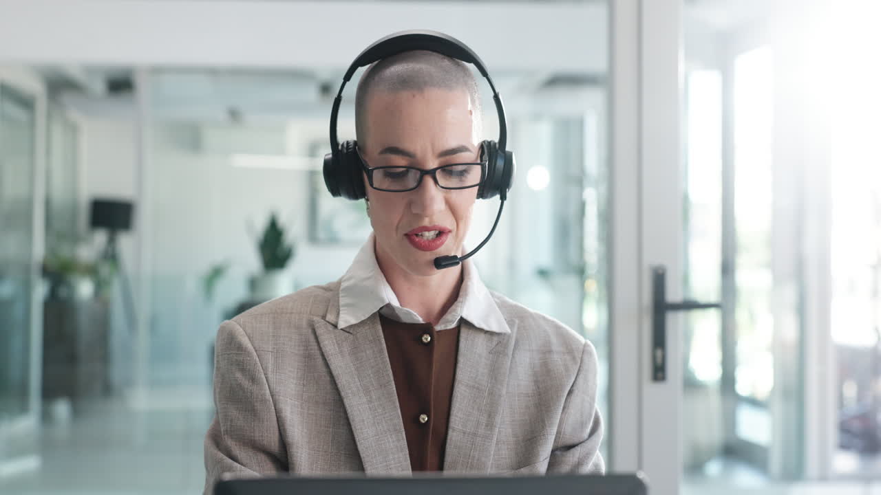 Forretningskvinne med headset på kontoret