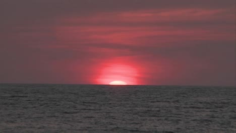 Sonne-Geht-In-Der-Ferne-In-Puerto-Vallarta-Mexiko-In-Einem-Strandresort-Unter