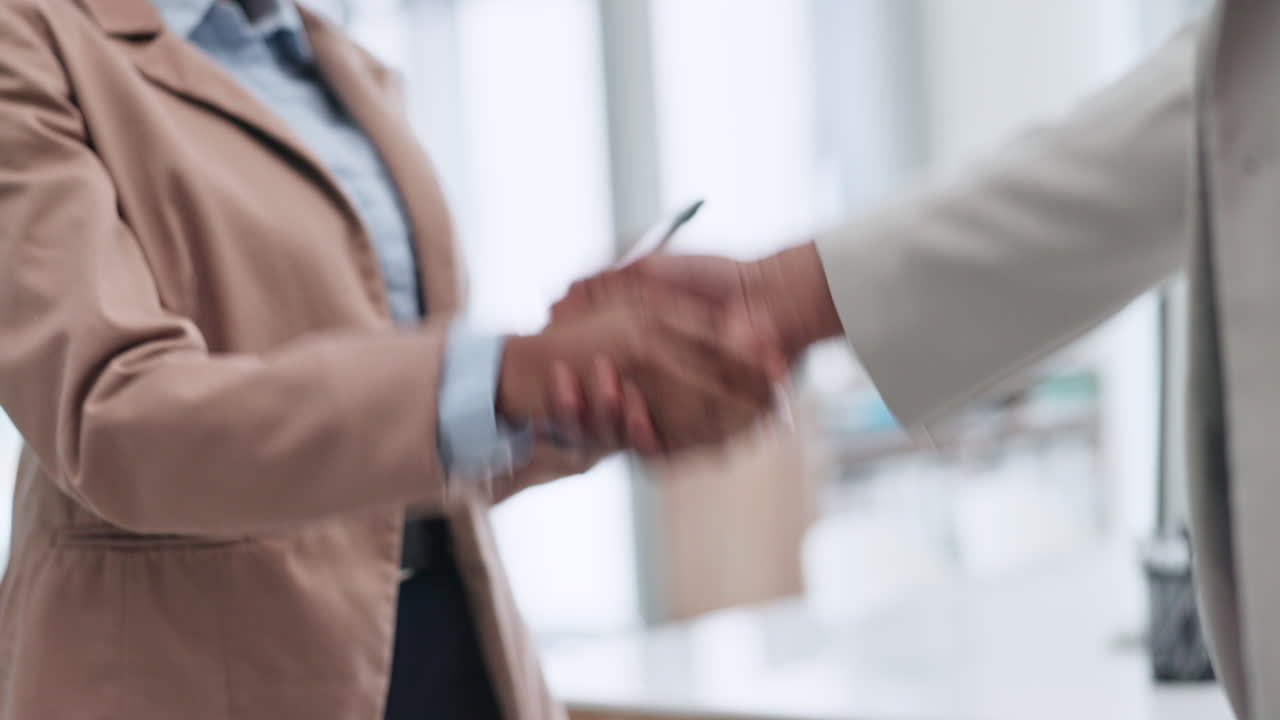 uomini d'affari, stringere la mano e un colloquio di lavoro