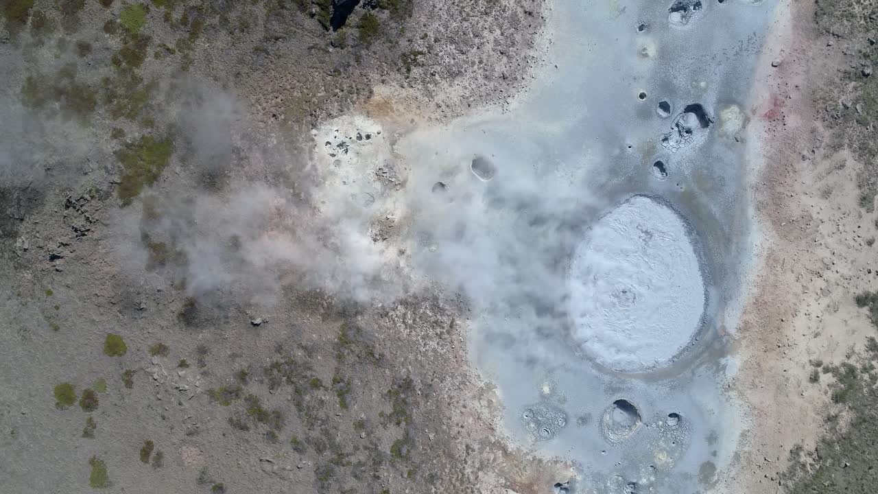 воздушный вид геотермальной зоны с паровыми вентиляционными отверстиями и грязевыми горшками