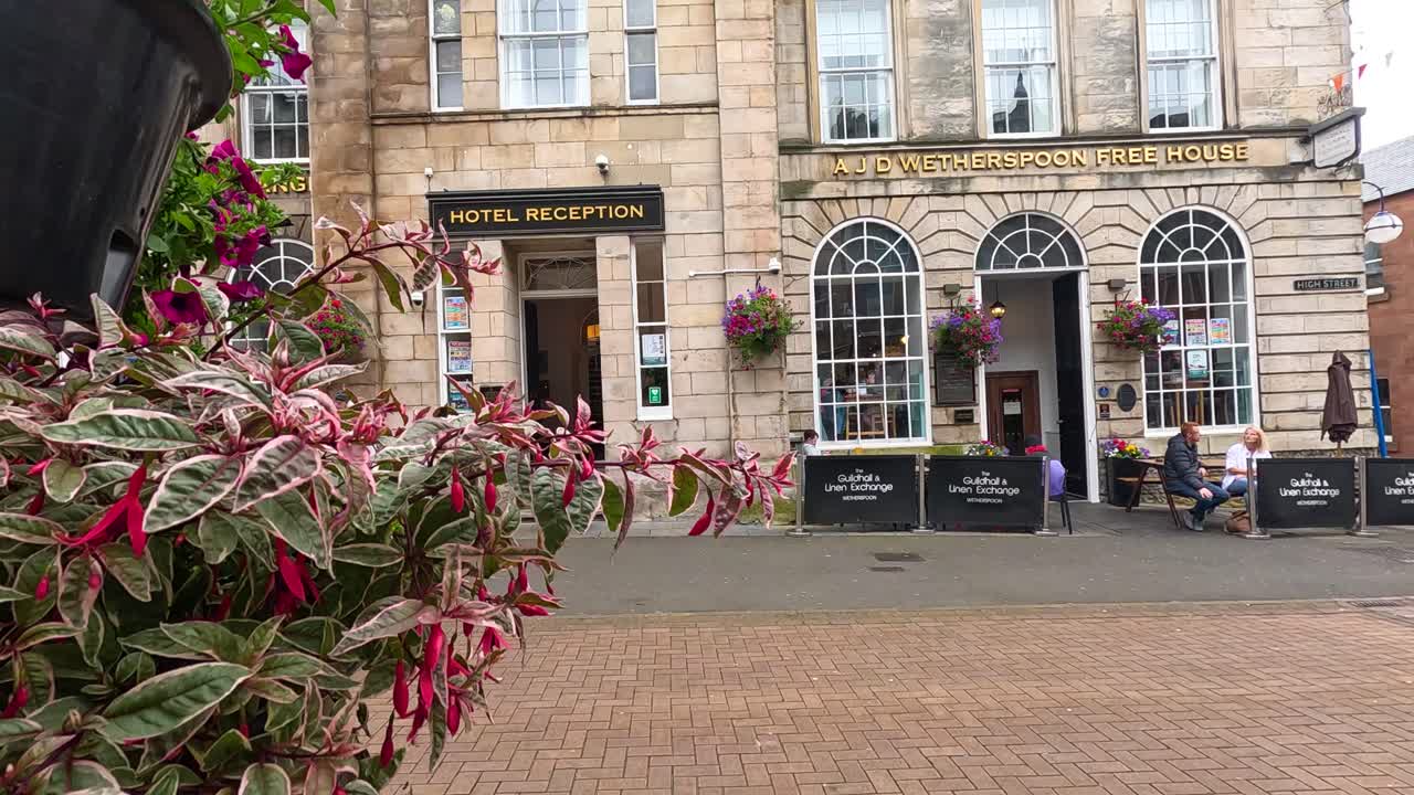 바쁜 거리에 있는 상점 밖의 사람들