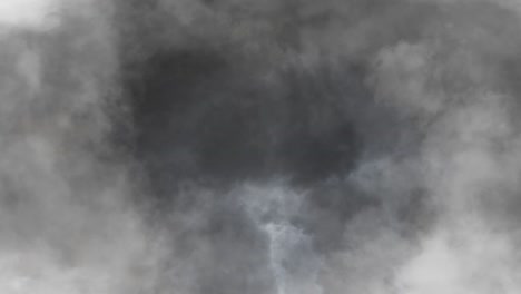 Graue-Wolken-Durchzogen-Von-Einem-Gewitter,-Das-Ausbrach