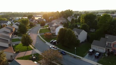 Casas-De-Barrio-Suburbano-De-Los-Estados-Unidos-De-América-En-Una-Luz-Dramática-De-Verano,-Casas-Coloniales-Tradicionales-De-Dos-Pisos-En-La-Calle-En-El-Noreste-De-Estados-Unidos