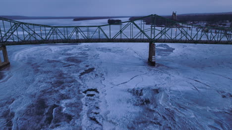 Drohnenschuss-Fliegt-Auf-Brücke-über-Gefrorenen-Fluss-In-Der-Nähe-Von-Peoria,-Illinois