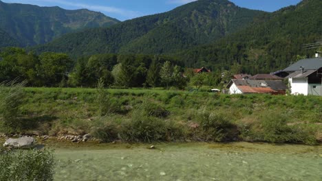 montañas y las tranquilas afueras de la ciudad balnearia de bad ischl