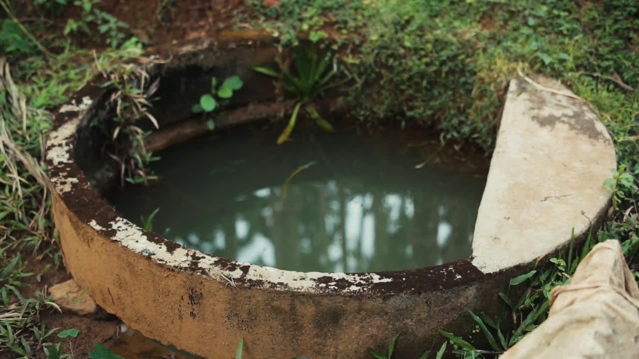 농장에서 우물물의 높은 각도 짐벌 샷