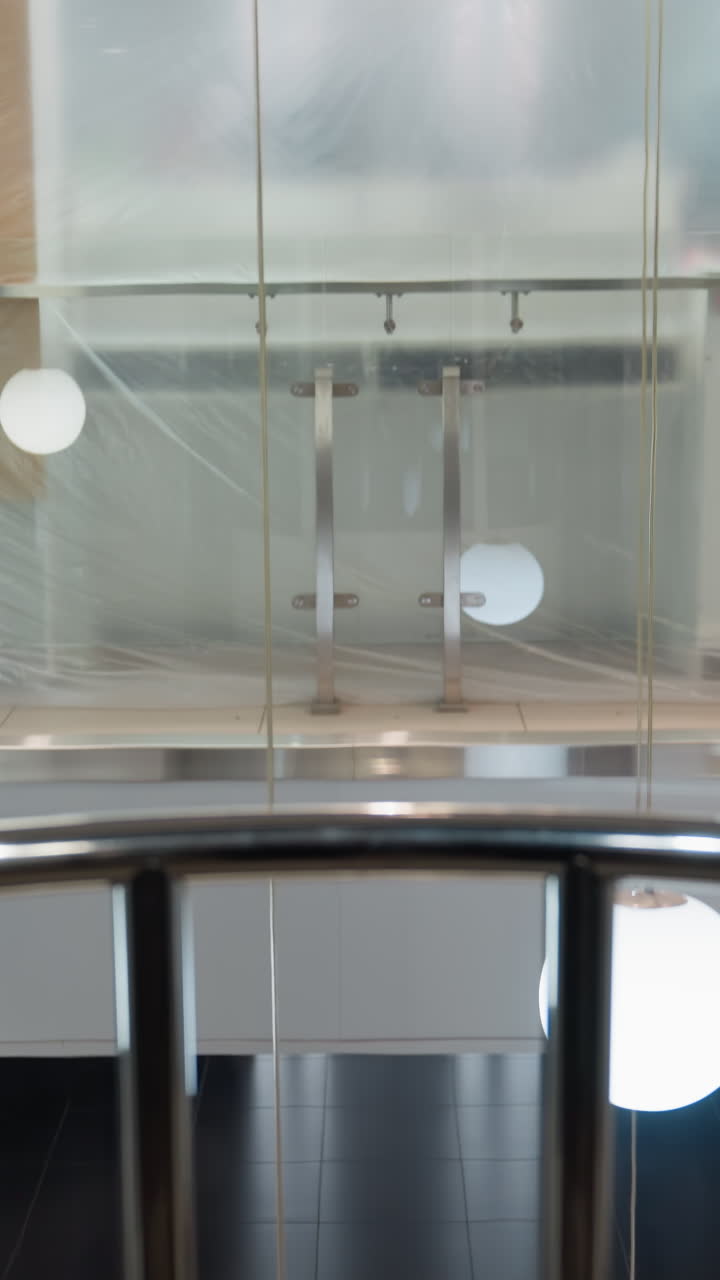 perspectiva en primera persona capturando el hermoso entorno desde dentro de un ascensor. el video muestra elementos de diseño moderno y iluminación brillante, haciendo hincapié en el elegante