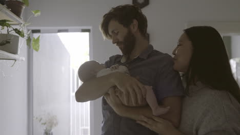 padres sosteniendo a un bebé recién nacido