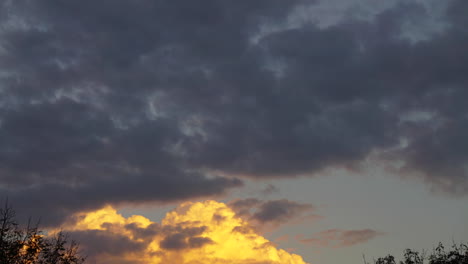 Nubes-Cúmulos-Dramáticamente-Iluminadas-Se-Mueven-A-Través-Del-Cielo-En-Movimiento-De-Lapso-De-Tiempo