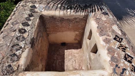 Moroccan-tiles-in-old-water-fountain-inside-riad-Badi-Palace,-Marrakesh