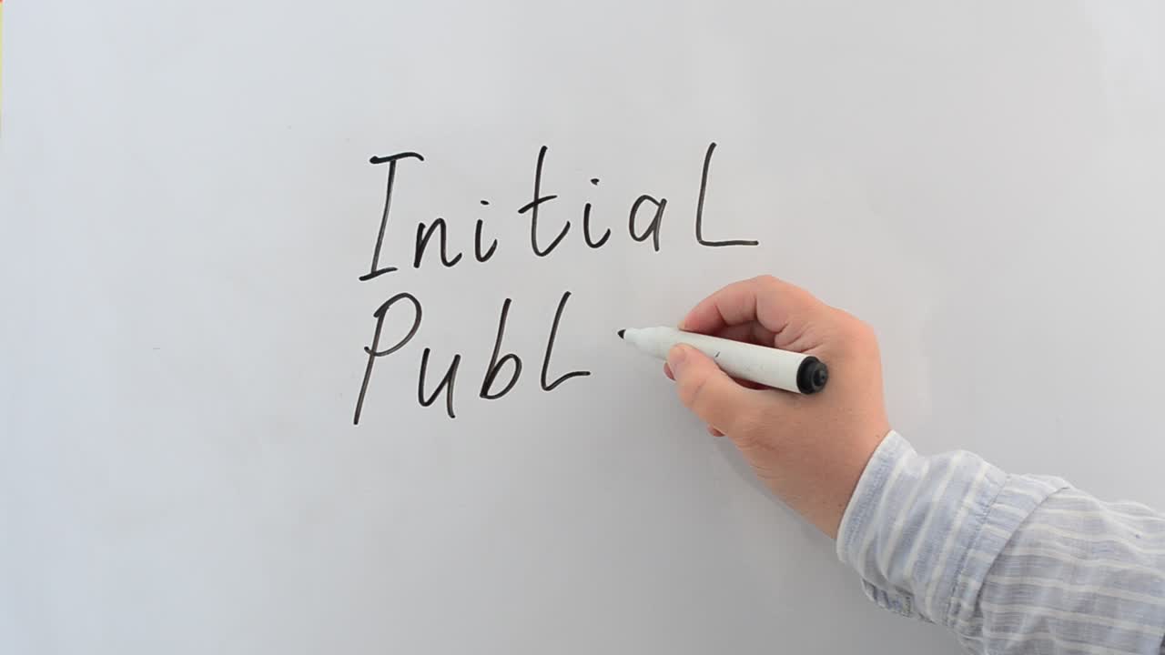 L'iscrizione IPO su una lavagna. Scriviamo con un pennarello