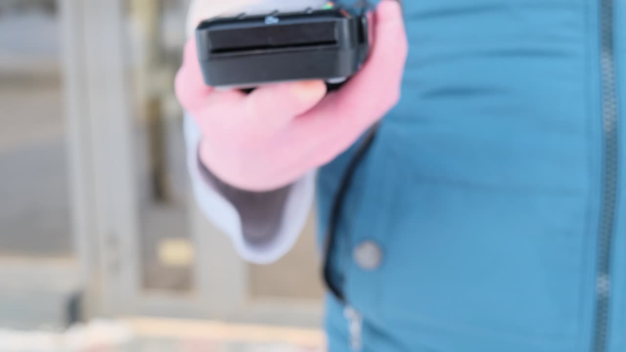 남자 손에 있는 터미널 포스