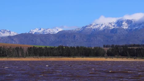 gran presa para el suministro de agua dulce.