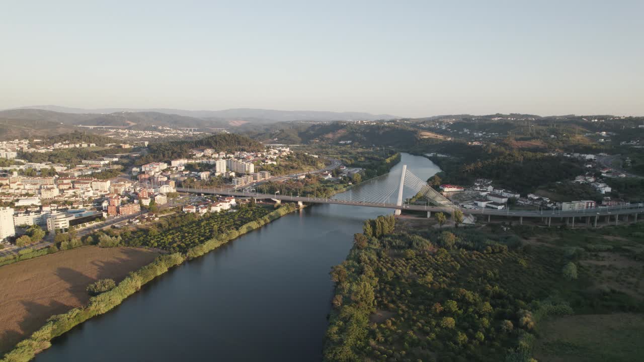 vista aérea del río mondego con el puente rainha santa isabel en la mañana, coimbra