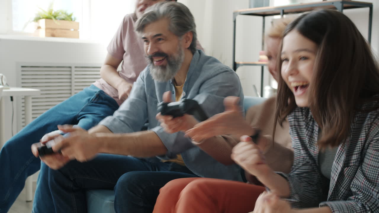 Famiglia che gioca a videogiochi