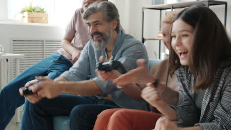 familia jugando a videojuegos