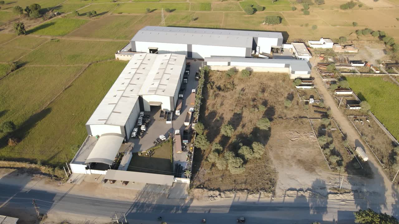 vista aérea del complejo de la fábrica de fabricación industrial en un paisaje tropical paisaje asiático en horas doradas