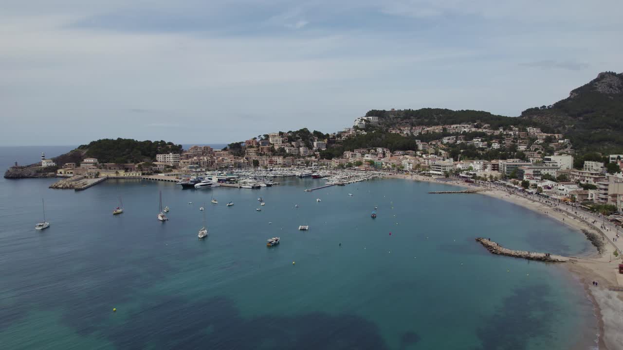 órbita aérea puerto soller, mediterránea isla balear mallorca, día nublado