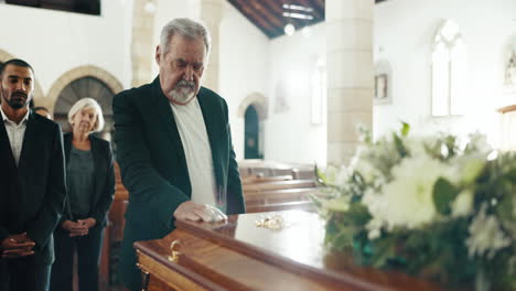 funeral, iglesia y hombre por ataúd para el luto