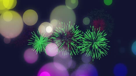 animación de manchas de luz coloridas sobre fuegos artificiales verdes que explotan en el cielo nocturno.
