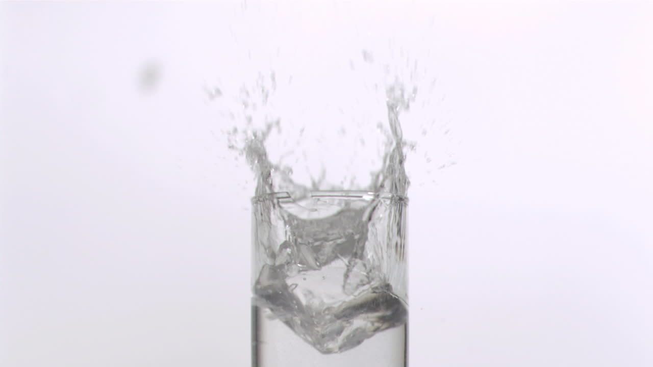 el buceo de cubos de hielo en cámara súper lenta