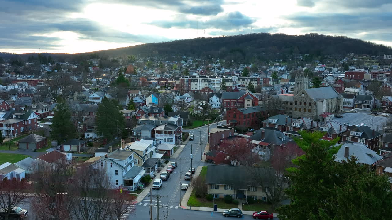 ciudad americana con casas e iglesia en un barrio residencial bajo un cielo espectacular