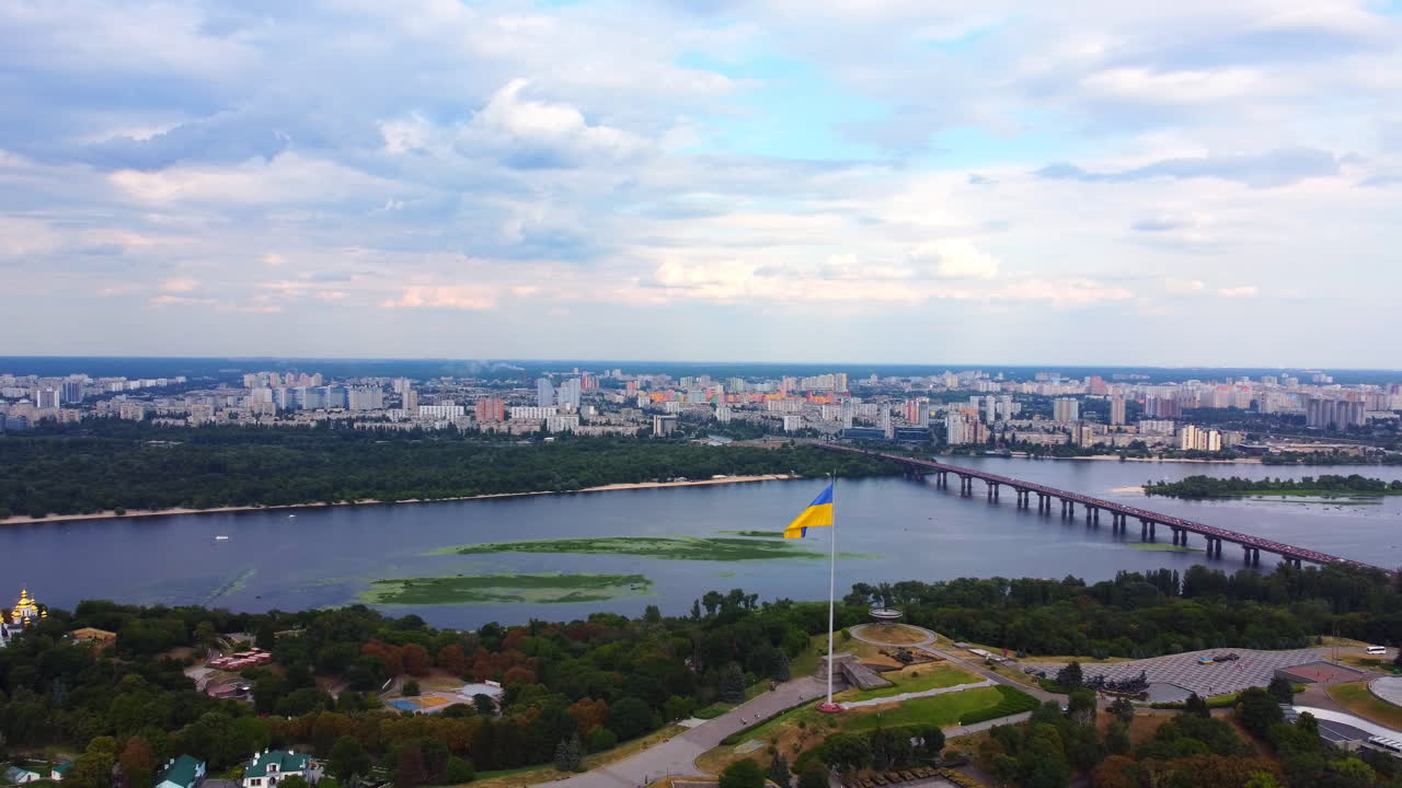 amplio paisaje del río dnipro, bandera ucraniana, kyiv, ucrania