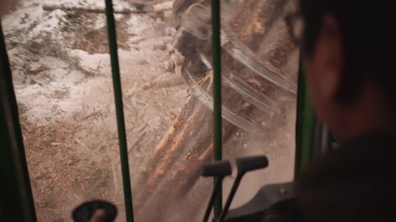 1인칭 pov 블루 칼라 상인은 조이스틱-4를 사용하여 내부 오두막에서 산업 목재 벌목 조작기 팔 발톱 트랙터를 작동합니다.