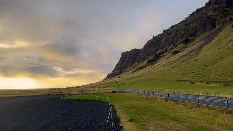 Skandinavische-Landschaft-Der-Bergstraße-Bei-Bewölktem-Sonnenuntergang-In-Island,-Weitwinkelaufnahme