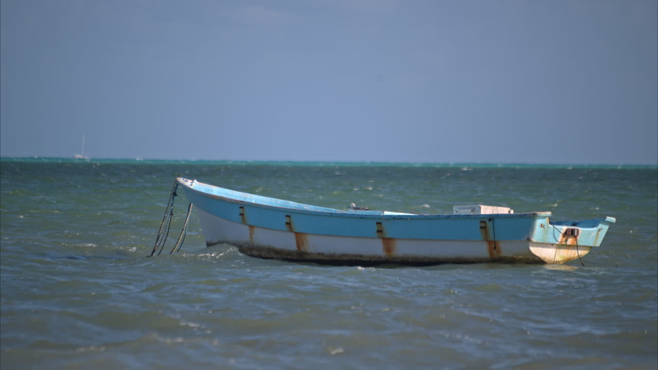 멕시코 칸쿤 카리브 해의 잔잔한 바다에 떠 있는 오래된 녹슨 선박의 슬로우 모션