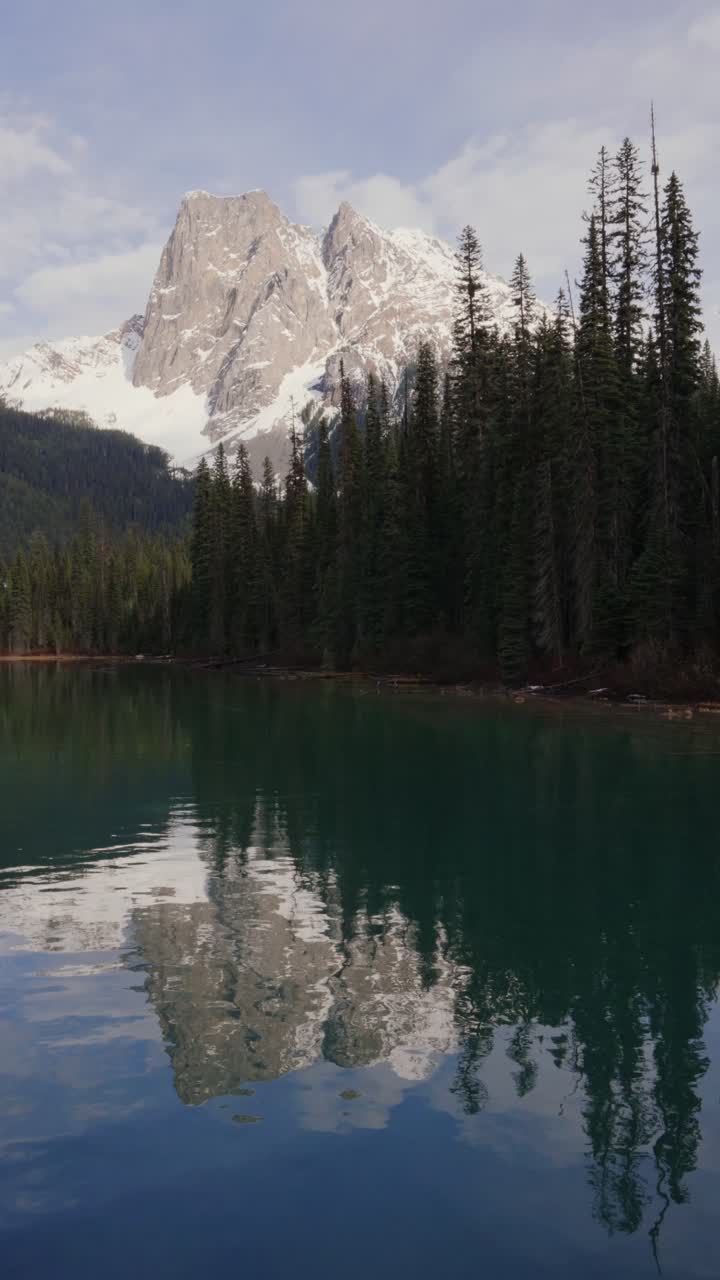 Riflessi del Lago Smeraldo delle montagne Rocciose canadesi nel Parco Nazionale Yoho.