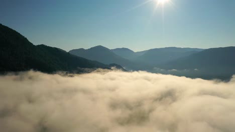 Luftaufnahmen-Schöne-Natur-Norwegen-über-Den-Wolken.