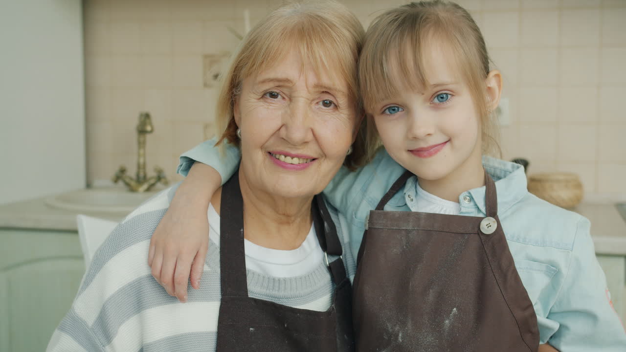 Bestemor og barnebarn på kjøkkenet