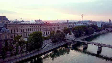 Imágenes-Aéreas-Matutinas-Del-Museo-Del-Louvre-Y-El-Puente-Pont-Des-Arts-Sobre-El-Río-Sena