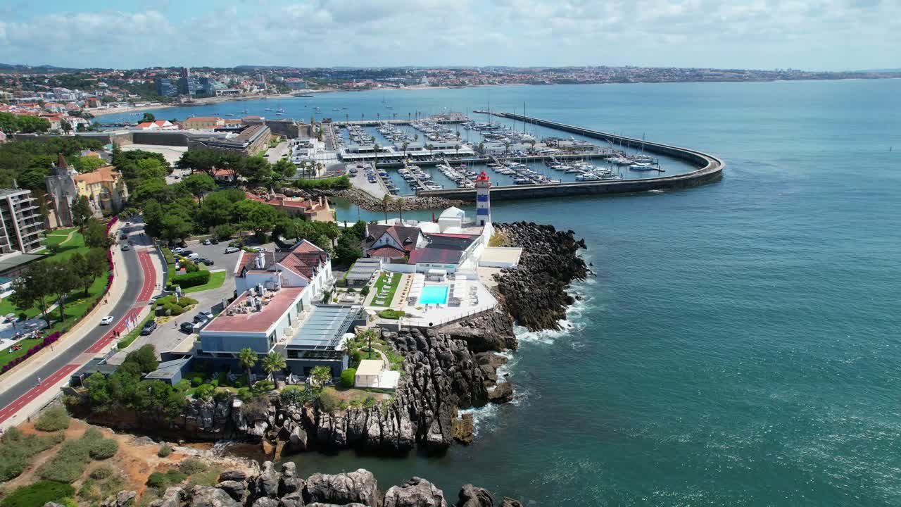 Veduta aerea circolare dalla riviera portoghese di Cascais. Si possono ammirare il faro di Santa Marta, il porto turistico e lo skyline di Cascais, Portogallo.
