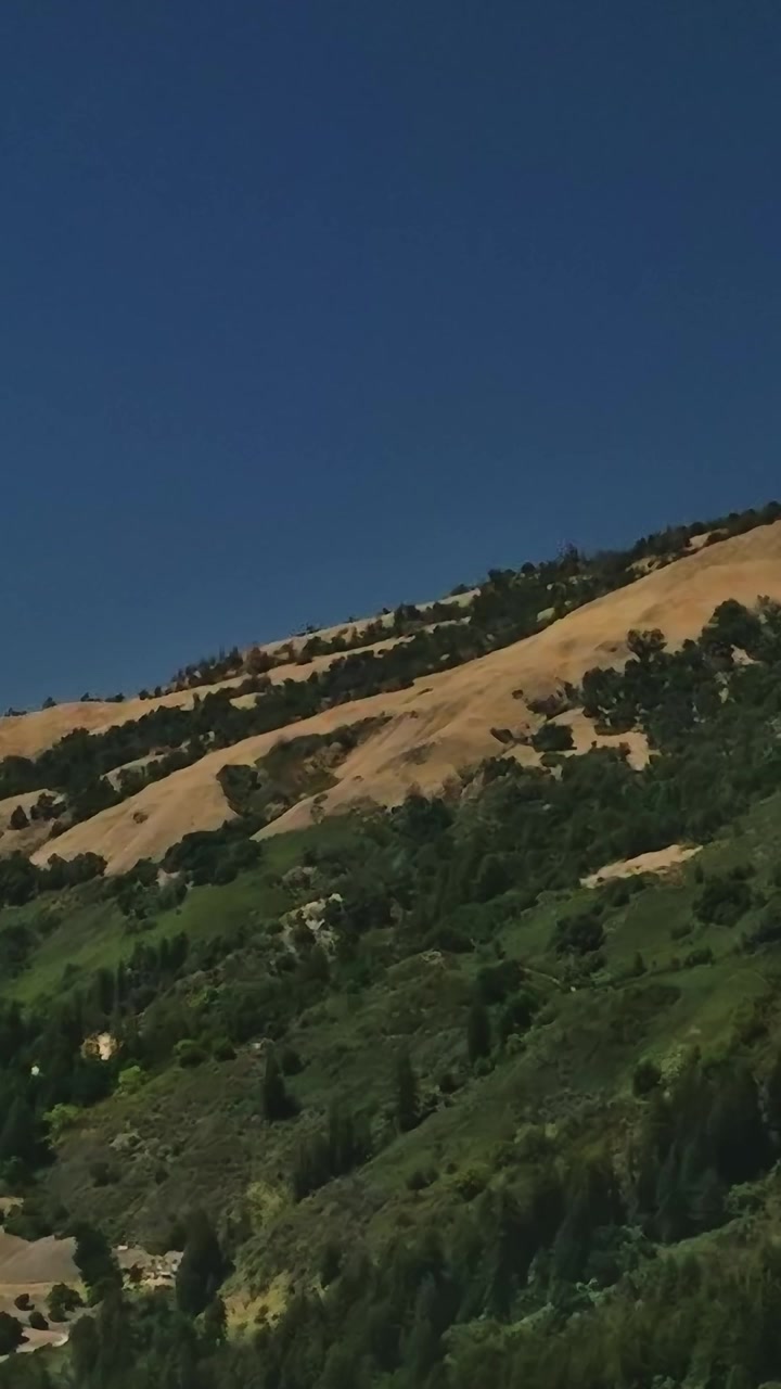 Pemandangan dari Atas Lereng Bukit di California Dekat Area Perkotaan
