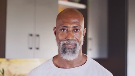 Porträt-Eines-Glücklichen-älteren-Afroamerikanischen-Mannes,-Der-Zeit-In-Einer-Blockhütte-Verbringt,-Zeitlupe