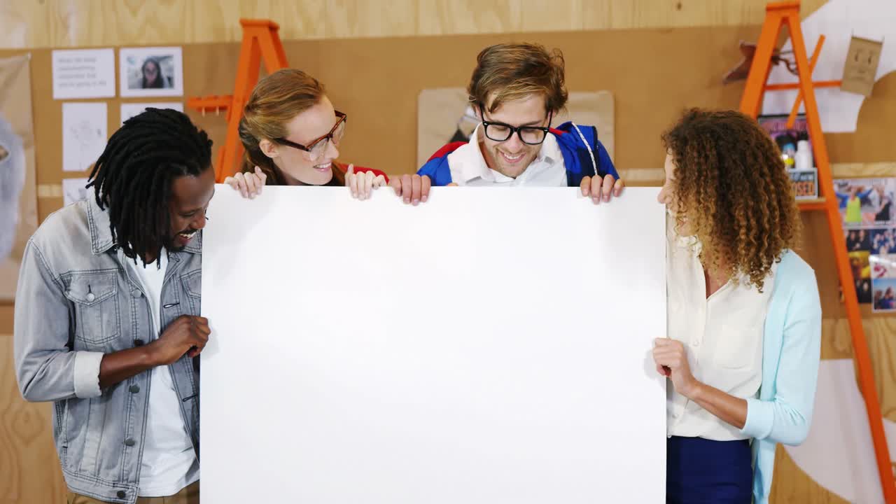 빈 표지판 을 들고 있는 사업 경영자 들