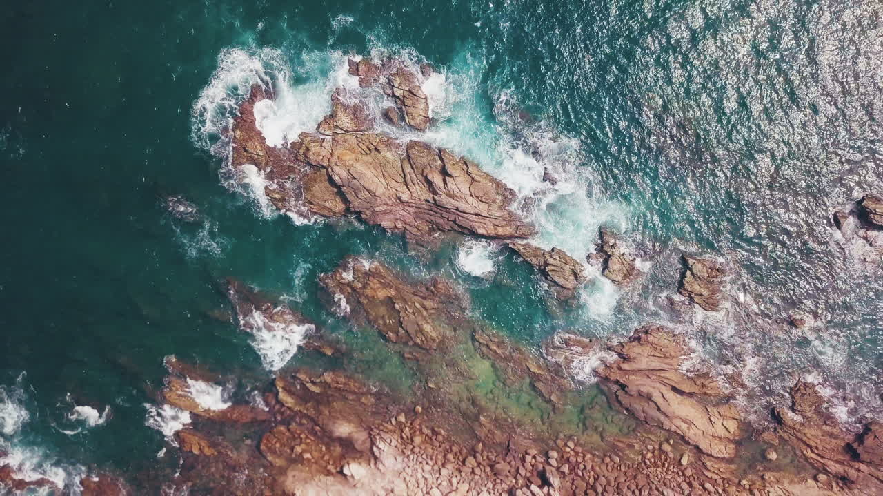 Riprese con drone della spiaggia di Amanwella, costa sud dello Sri Lanka: paradiso tropicale, oceano e rocce