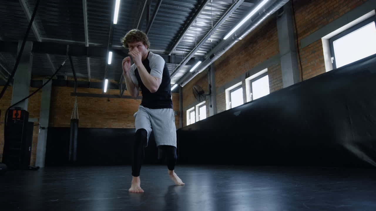 활기찬 싸움 이 체육관 에서 운동 을 하고 있다