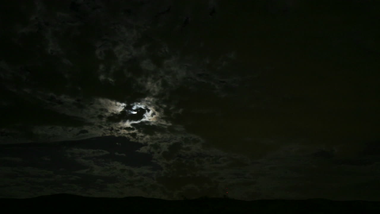 nubes oscuras se mueven a través de la luna en esta escena inquietante