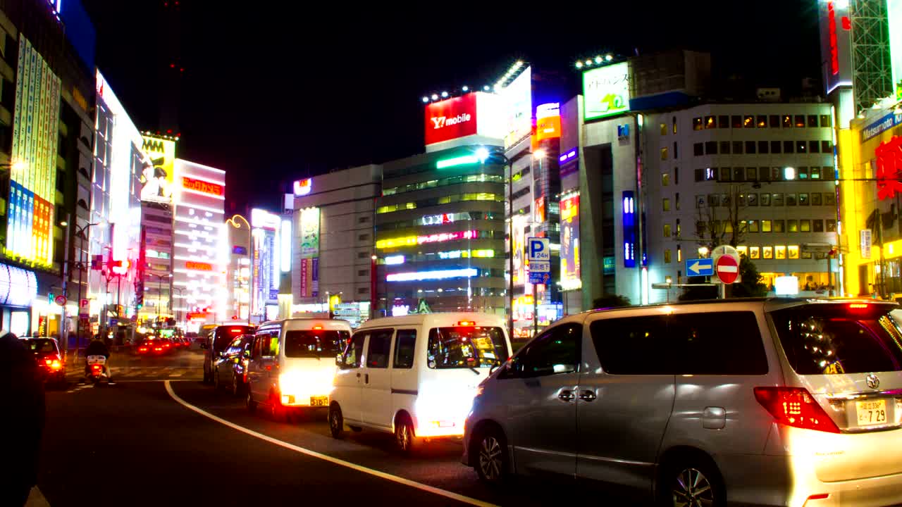 이케부쿠로 (ikebukuro) 동쪽의 야간 스 4k에서 느린 셔터 오른쪽 패닝