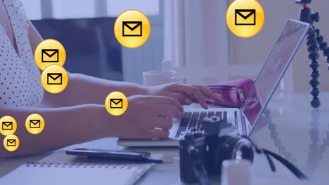 animación de iconos de correo electrónico sobre mujer caucásica usando la computadora.