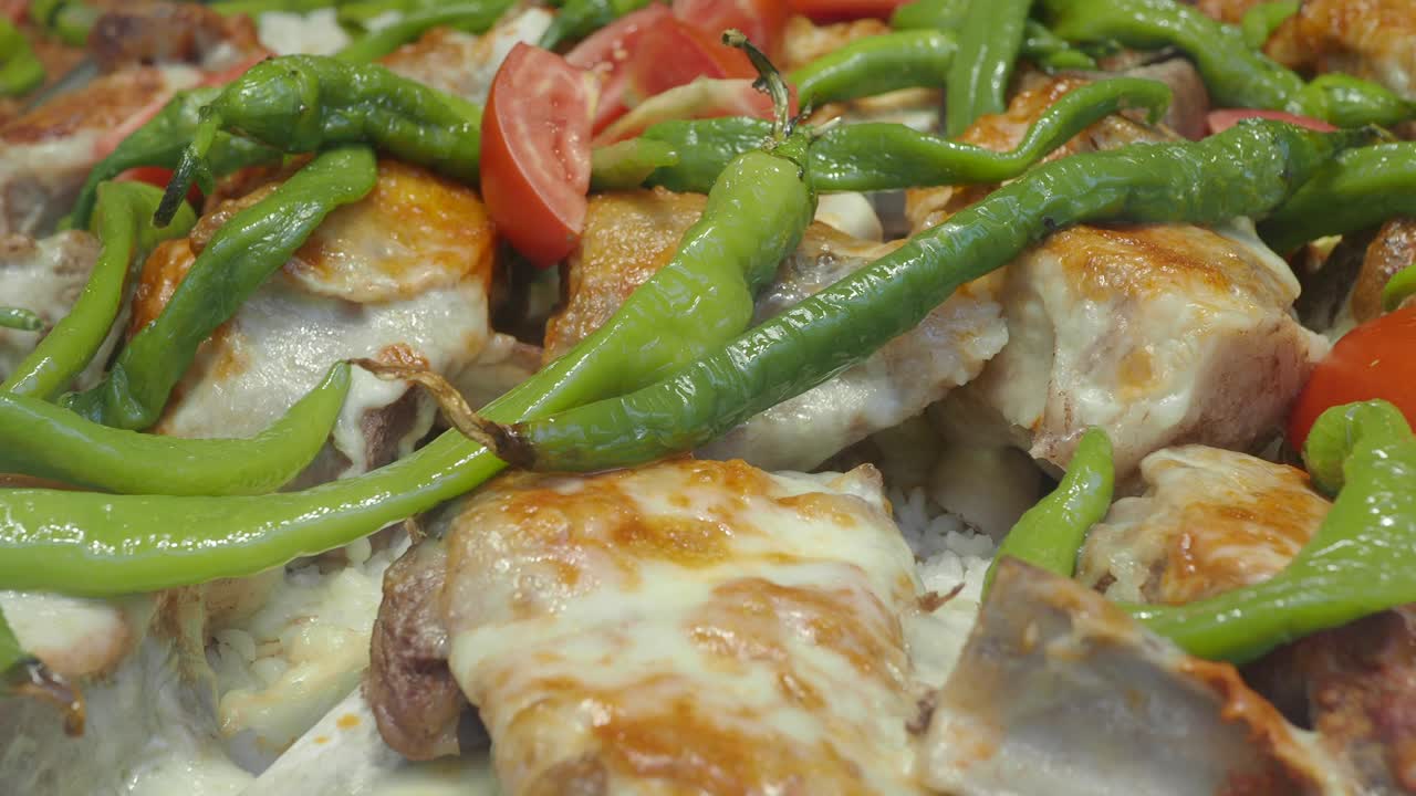 comida turca con carne, arroz, tomates y pimientos verdes