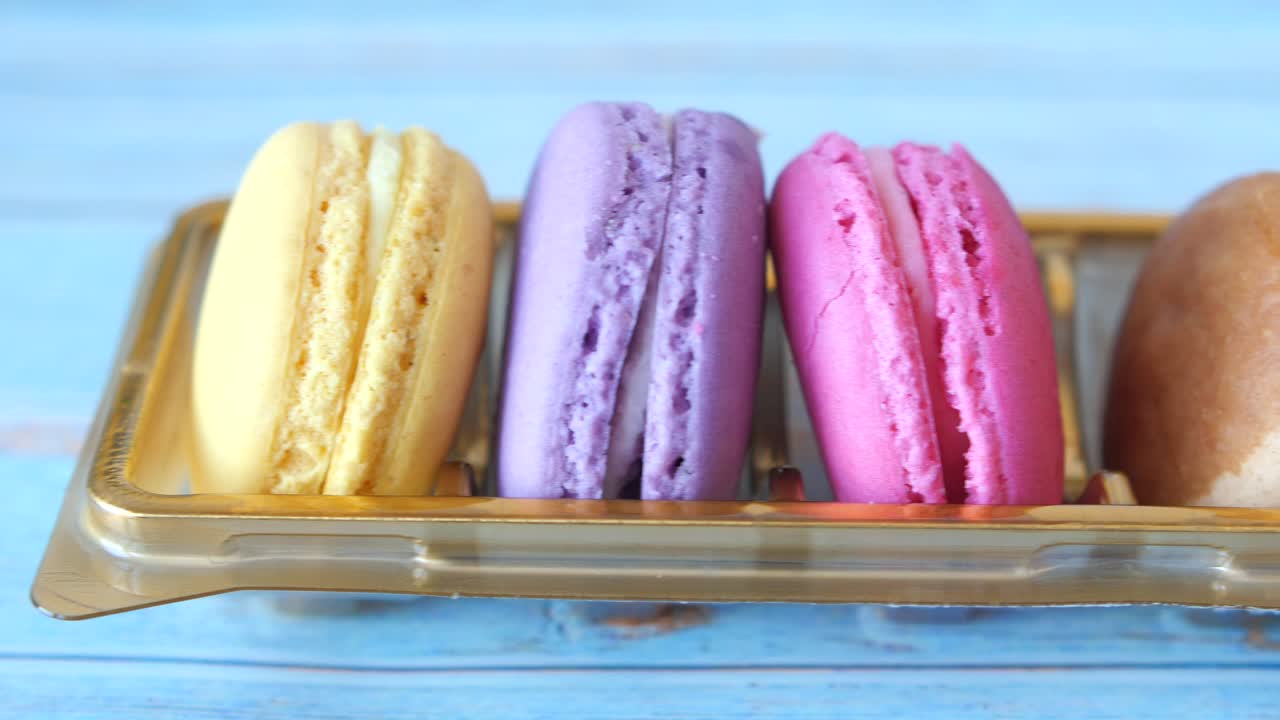 macarrones coloridos en una bandeja de oro