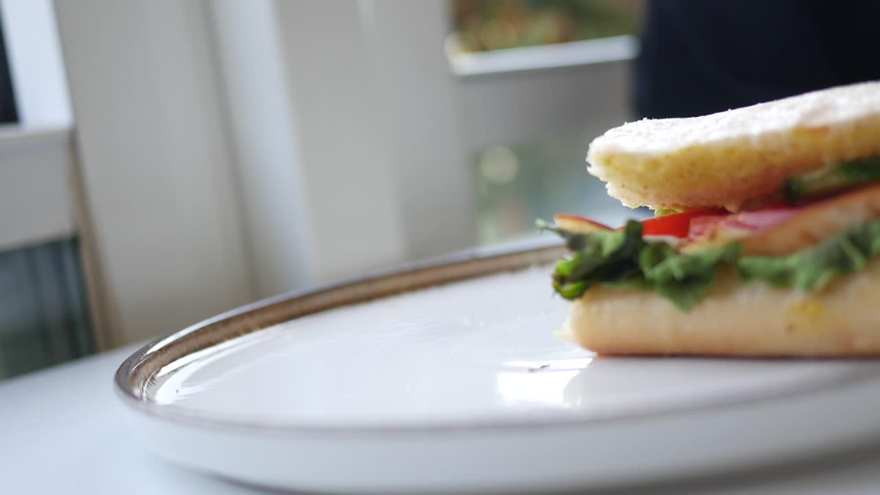 persona comiendo un sándwich