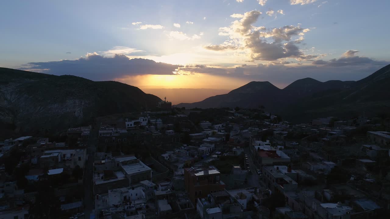 toma aerea de la puesta de sol en el pueblo fantasma real de catorce, san luis potosi mexico